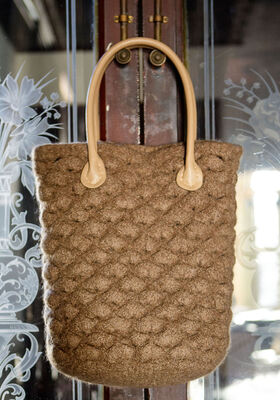 TASCHE MIT FESTEN MASCHEN UND MUSCHELMUSTER Feltro - German Edition fra Lana Grossa