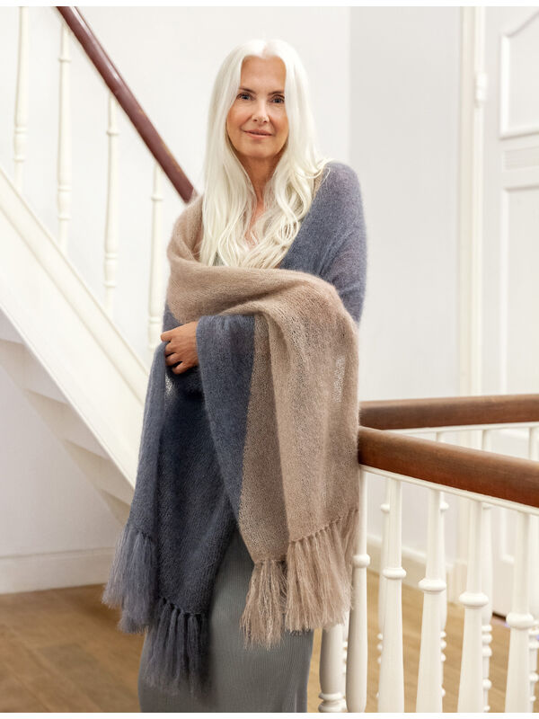 Lana Grossa GLATTSTRIKKET SKJERF I TO FARGER Silkhair - Strikkeoppskrift (NO)