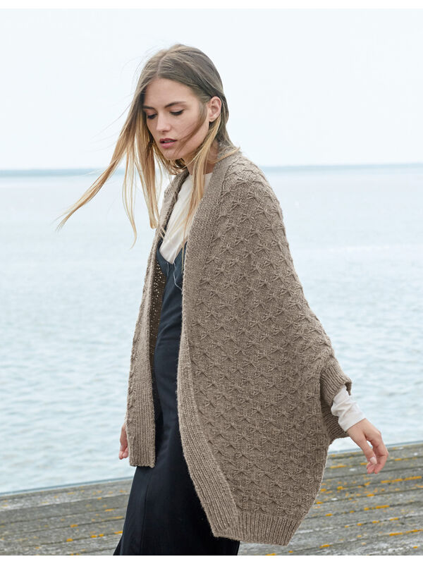 Lana Grossa CAPE JAKKE I SOMMERFUGLMØNSTER Alta Moda Alpaca - Strikkeoppskrift (NO)