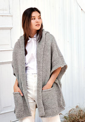 GLATTSTRIKKET HETTEPONCHO MED KANTER MED LØFTE MASKER Lala Berlin Lovely Cotton - Strikkeoppskrift (NO) fra Lana Grossa