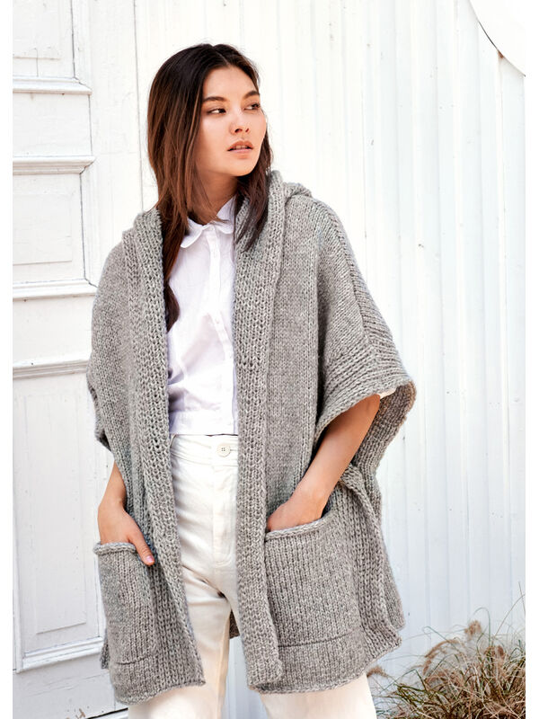 Lana Grossa GLATTSTRIKKET HETTEPONCHO MED KANTER MED LØFTE MASKER Lala Berlin Lovely Cotton - Strikkeoppskrift (NO)