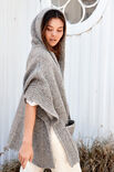 Lana Grossa GLATTSTRIKKET HETTEPONCHO MED KANTER MED LØFTE MASKER Lala Berlin Lovely Cotton - Strikkeoppskrift (NO)