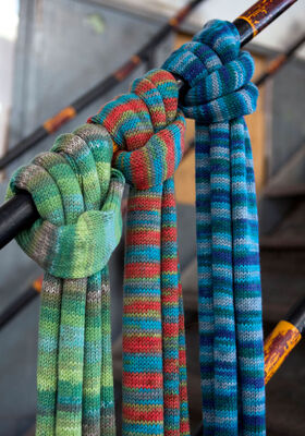 SCHAL Cool Wool Big Print - German Edition fra Lana Grossa