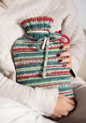 VARMTVANNFLASKETREKK Meilenweit 6-fach Merino Christmas - Strikkeoppskrift (SE) fra Lana Grossa
