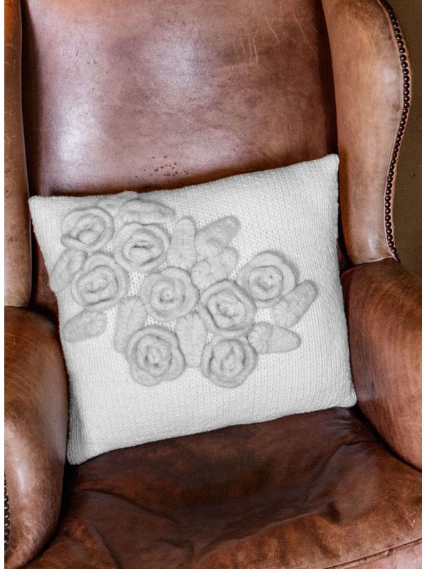 Lana Grossa KISSENHÜLLE GLATT RECHTS MIT HÄKELBLÜTEN Mille II/Feltro - German Edition